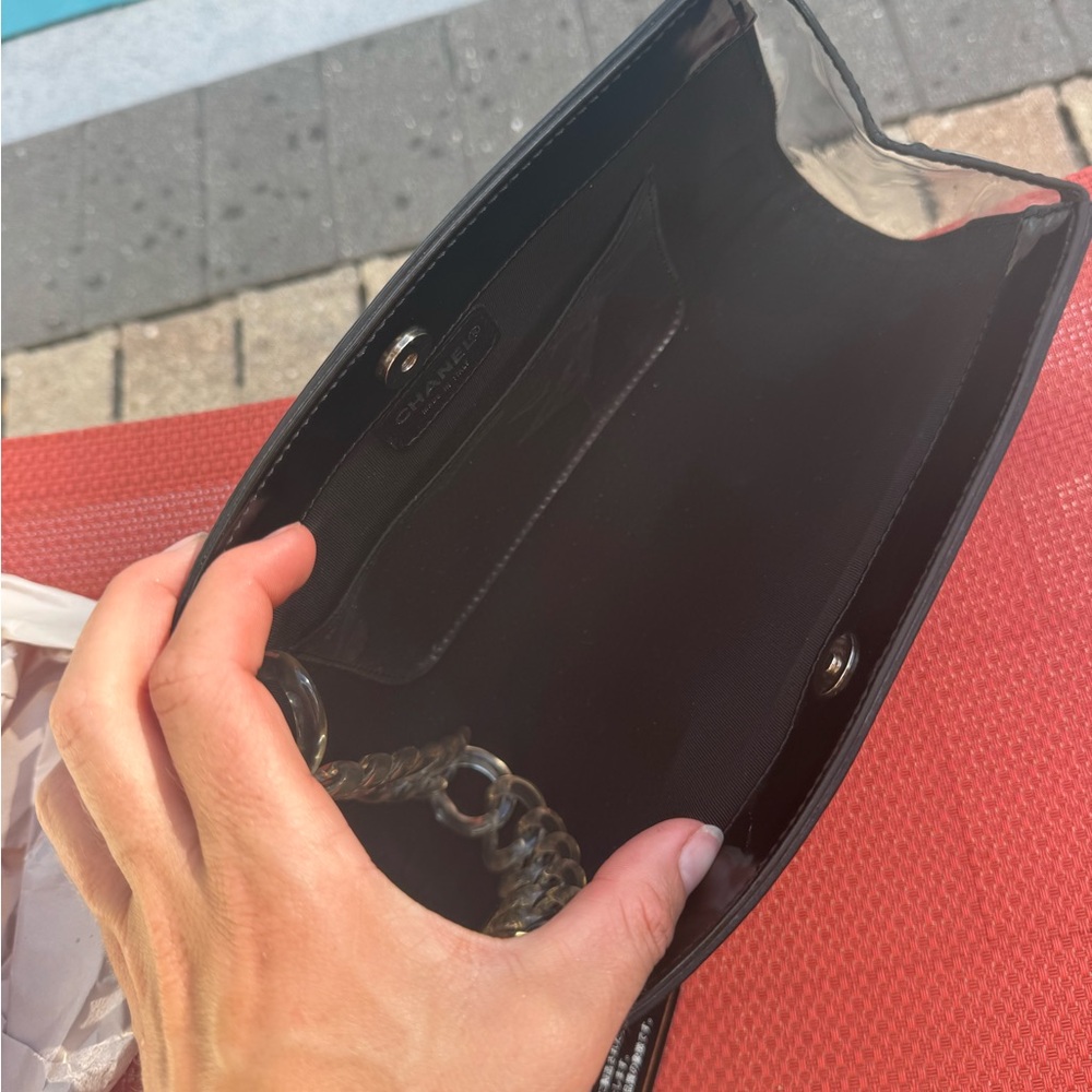 🛑 SOLD 🛑 Vintage Chanel Clutch with Clear Chain – Rare Black Vinyl Purse - Picture 13 of 14